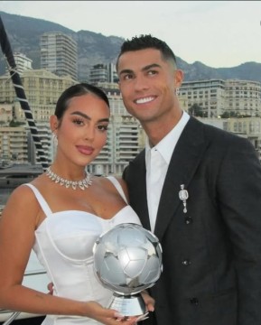 Momen kemesraan megabintang Cristiano Ronaldo bersama kekasihnya Georgina Rodriguez. [Instagram]